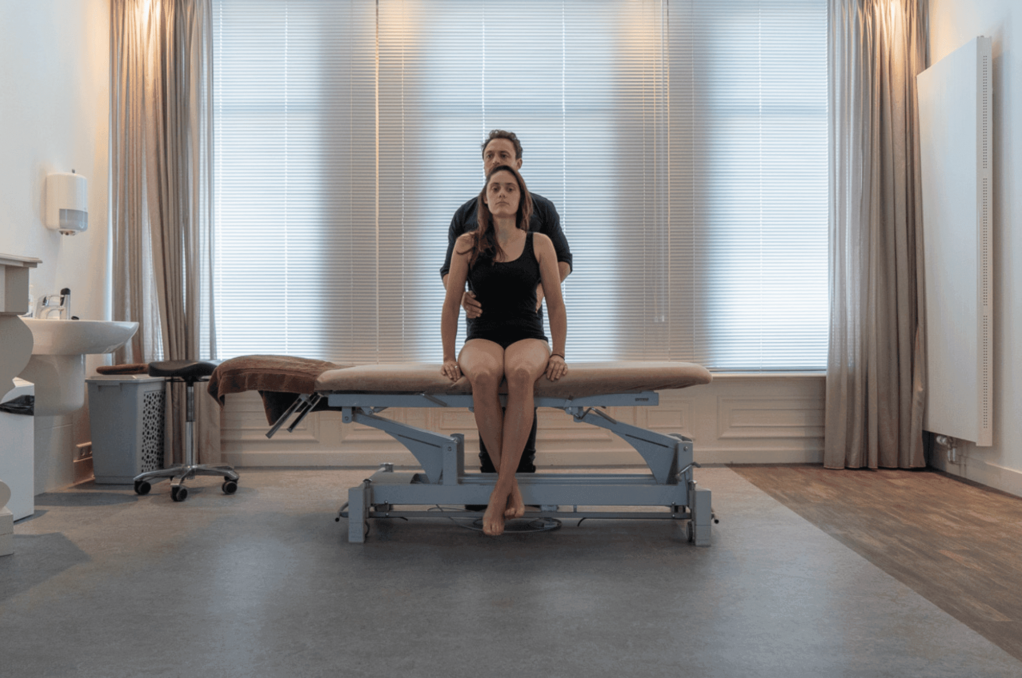 Osteopaat behandelt patiënt in de praktijk