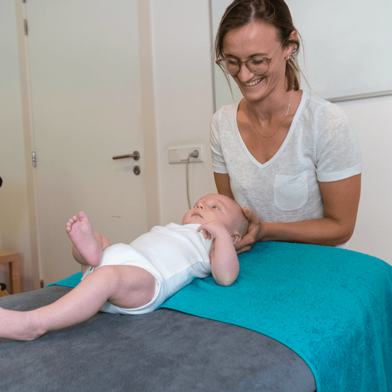 Osteopathische babybehandeling door vrouwelijke osteopaat